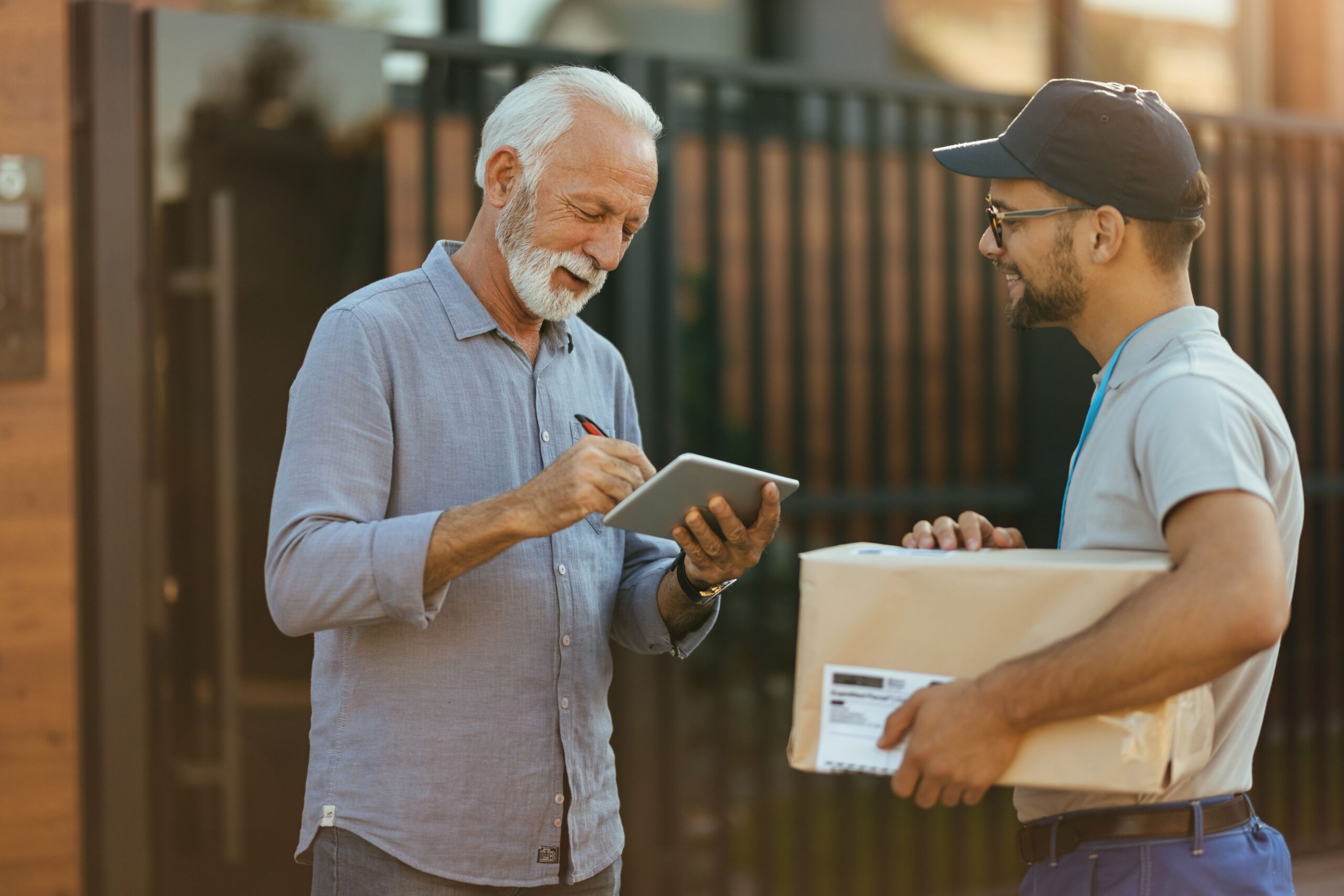 customer giving feedback to mover – mistakes to avoid when hiring packers and movers